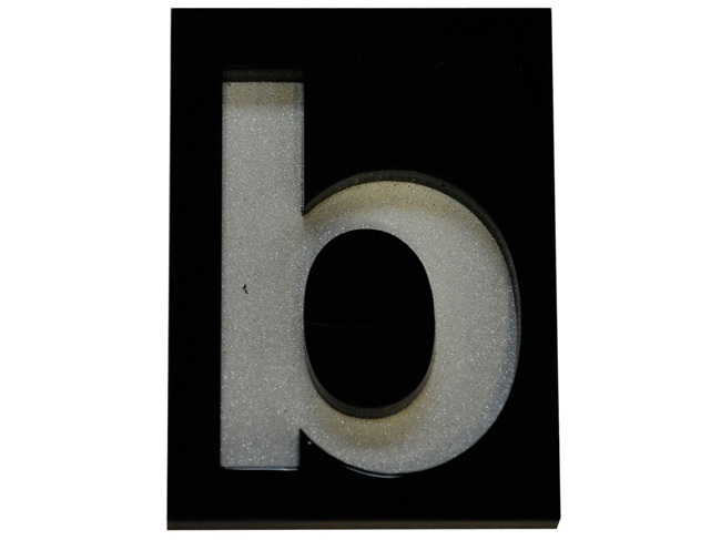 Huisnummer b PVC zwart 7cm om te kleven in zwarte kader