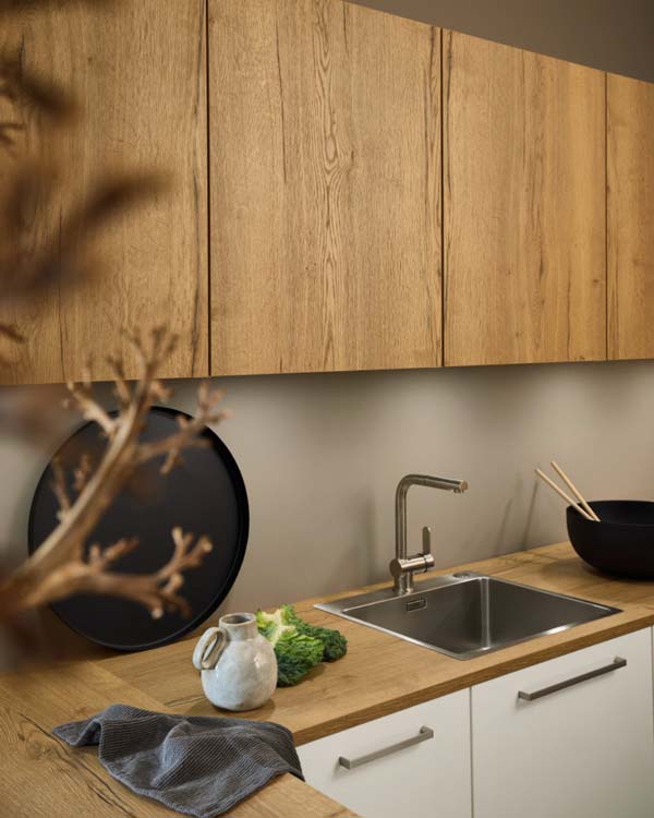 Keuken op maat - houtlook en wit gecombineerd