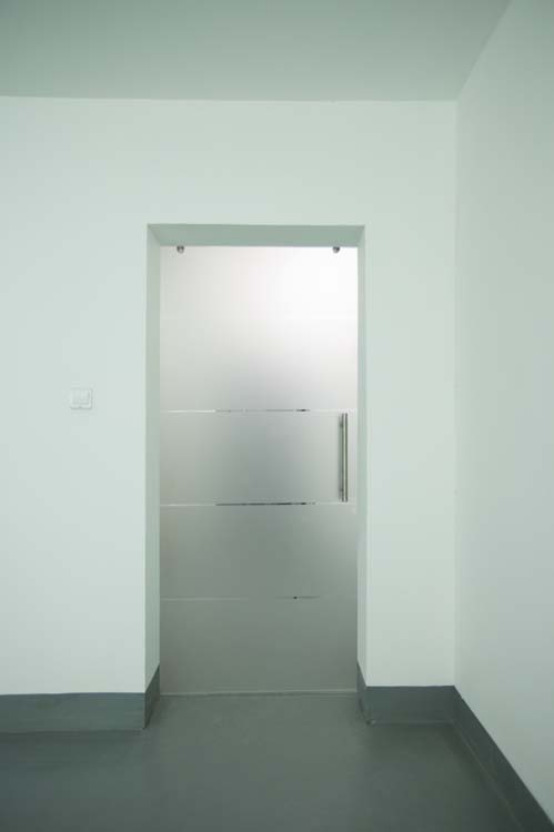 Schuifdeur glas 8mm mat en 4 lijnen+rail inox + trekker rond inox 40cm