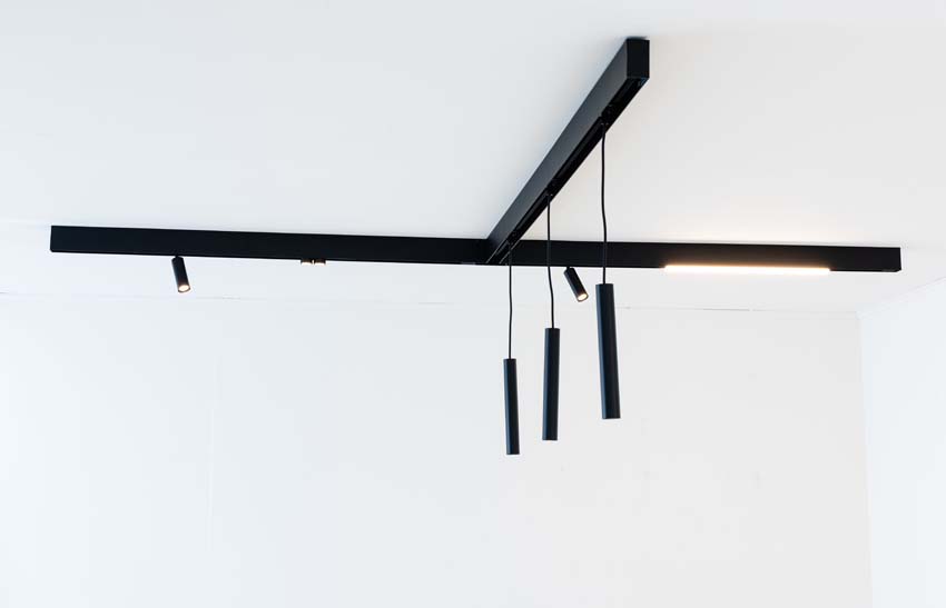 Rail lumineux Béa noir -  1,8m/2x1,2m - 3 lustres / 2 spots / 2 anneaux / 1 module - 6x4W