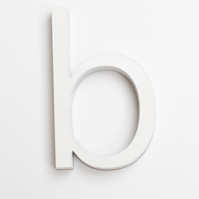 Numéro de maison b en PVC blanc 6cm avec bande adhésive