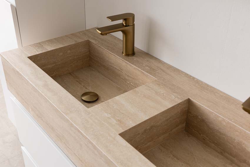 Meuble de salle de bain Tibo blanc avec double lavabo large en travertin 120cm