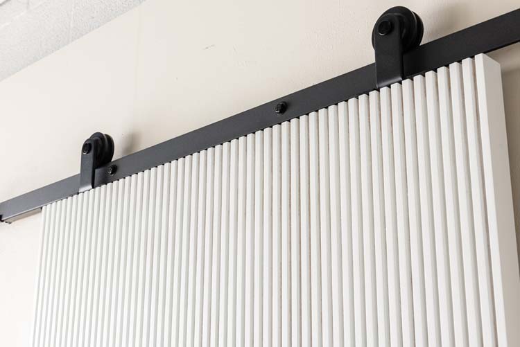 Porte coulissante complète Kaylee Line up 93x211,5cm MDF + rail antique - à peindre