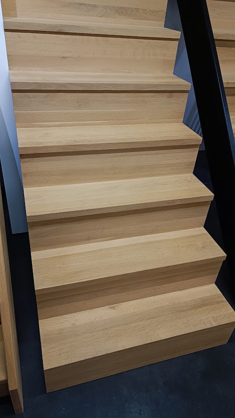 Gesloten trap Lubeck eik zwarte wang recht 305x90cm aantrede 20cm