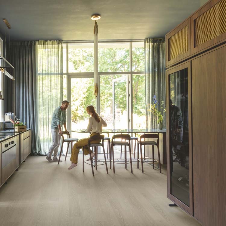 Sol vinyle Quick-Step Alpha Vinyl planche 4mm chêne chia 125,1x18,9cm