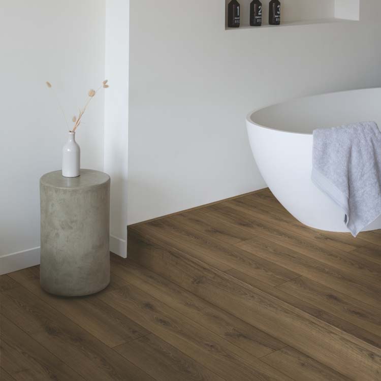 Stratifié Quick-Step Classic 8mm chêne brun chaud 120x19cm