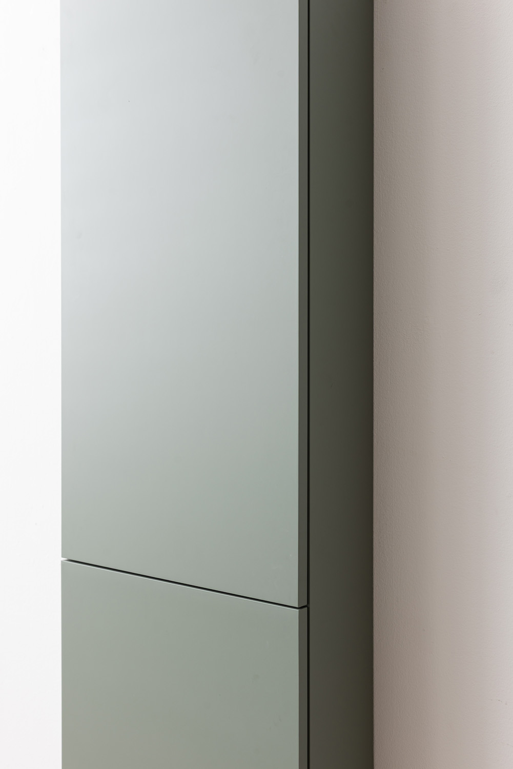 Kolomkast Raven mat saliegroen hangend 170x41,6x14,6cm