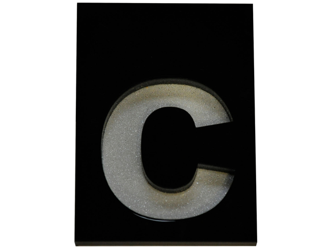 Numéro de maison C en PVC noir 7cm à coller dans un cadre noir