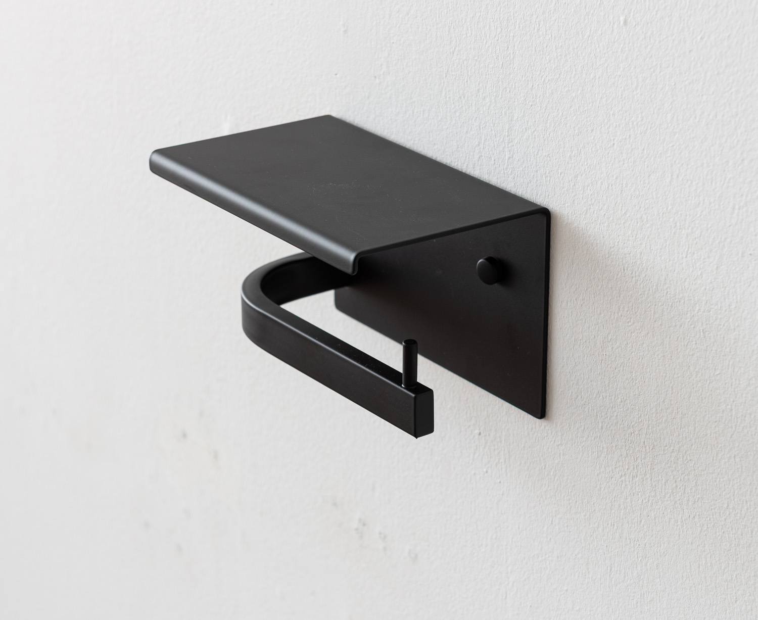Porte-rouleau Franklin noir mat avec tablette pour 1 rouleau