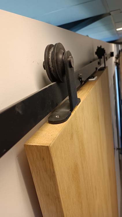 Porte coulissante simple complète Country chêne 93x180-231,5cm + rail noir