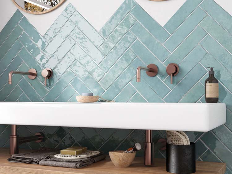 Carrelage mural Beccy Watercolour bleu brillant 6x24,5cm