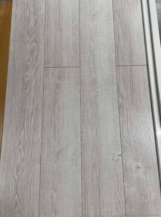 Stratifié 8mm chêne troyes gris clair 138x15,7cm