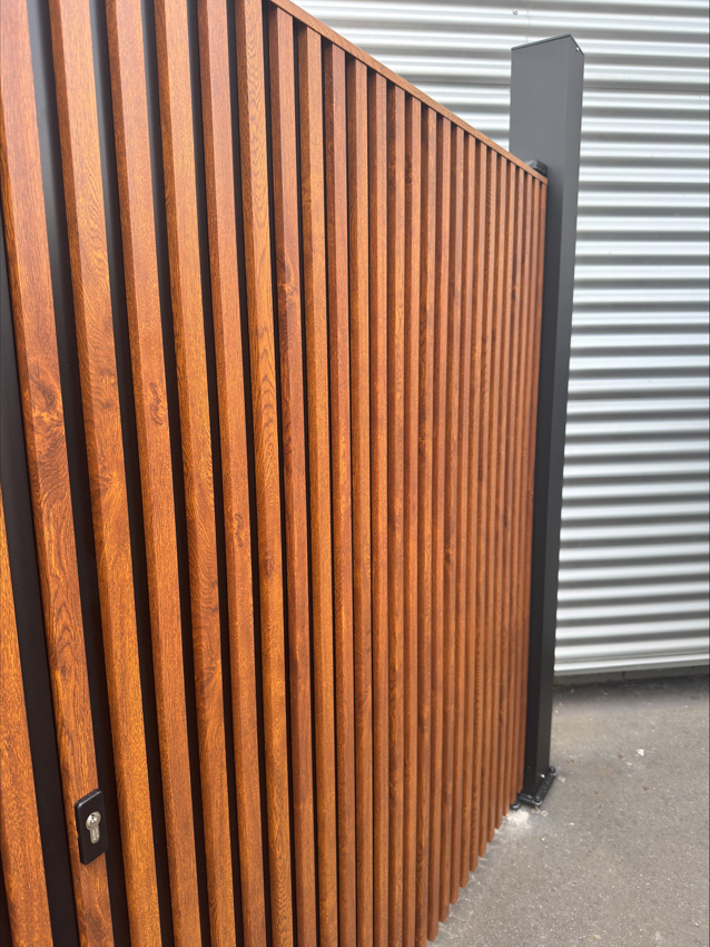 Portail battant double Line Up aluminium aspect bois 350x175cm - fermé avec lames verticales, quincaillerie incluse