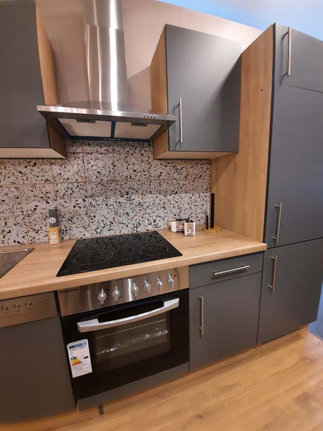 Cuisine Ymir grise mat/chêne 280cm - avec appareils - plaque de cuisson vitrocéramique et hotte murale en inox