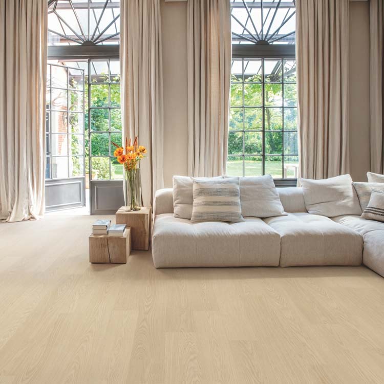 Sol vinyle Quick-Step Alpha Vinyl planche 6mm chêne lait battu 125,1x18,9cm avec sous-couche Sol vinyle Quick-Step Alpha Vinyl planche 6mm chêne lait battu 125,1x18,9cm avec sous-couche