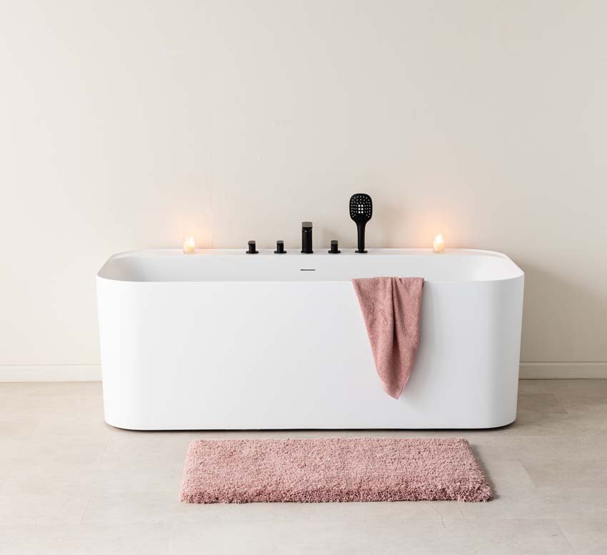 Baignoire semi-îlot Amor blanc mat avec robinetterie noire 170x80cm