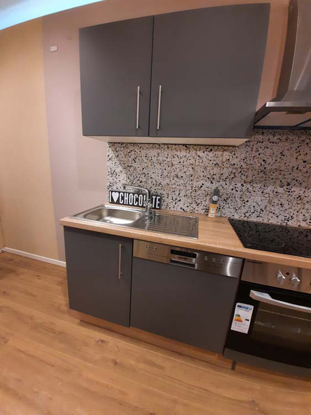 Cuisine Ymir grise mat/chêne 280cm - avec appareils - plaque de cuisson vitrocéramique et hotte murale en inox