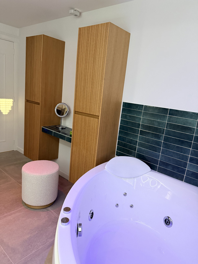 Baignoire d'angle Oliver blanc mat avec hydromassage 150x150cm