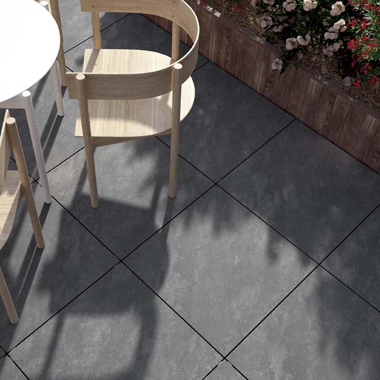 Terrasse grise avec chaise en bois