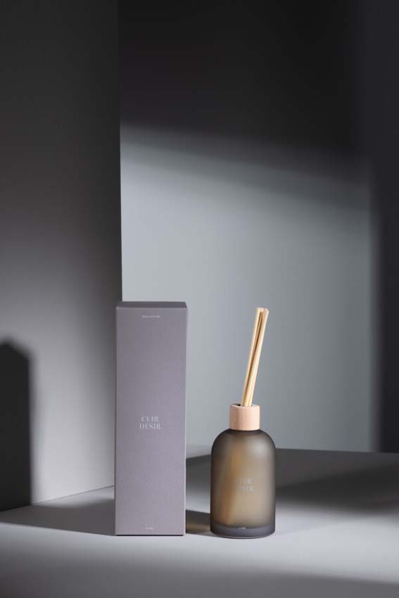 Bâtonnets parfumés Accords Essentiels Cuir Desir 8x8x28cm 250ml Bâtonnets parfumés Accords Essentiels Cuir Desir 8x8x28cm 250ml