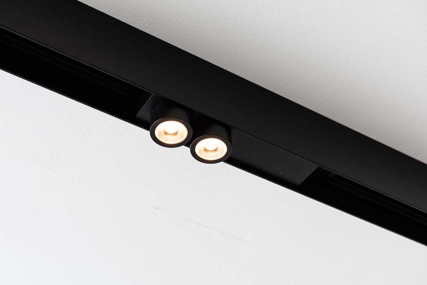 Rail lumineux Béa noir - 1,8m/2x1,2m - 3 lustres / 2 spots / 2 anneaux / 1 module - 6x4W Rail lumineux Béa noir - 1,8m/2x1,2m - 3 lustres / 2 spots / 2 anneaux / 1 module - 6x4W