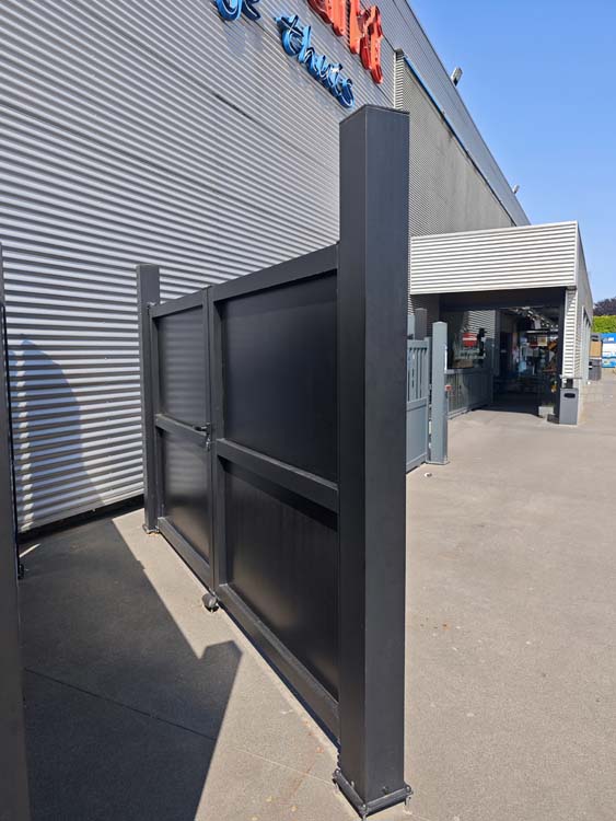 Dubbele draaipoort Line Up aluminium zwart 300x175cm - gesloten met verticale lamellen, inclusief beslag