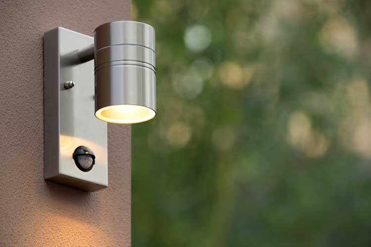Lucide ARNE-LED - Spot mural Extérieur - Ø 6,3 cm - LED - GU10 - 1x5W 2700K - IP44 - Chrome Dépoli