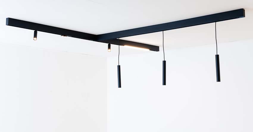 Rail lumineux Béa noir - 1,8m/2x1,2m - 3 lustres / 2 spots / 2 anneaux / 1 module - 6x4W Rail lumineux Béa noir - 1,8m/2x1,2m - 3 lustres / 2 spots / 2 anneaux / 1 module - 6x4W