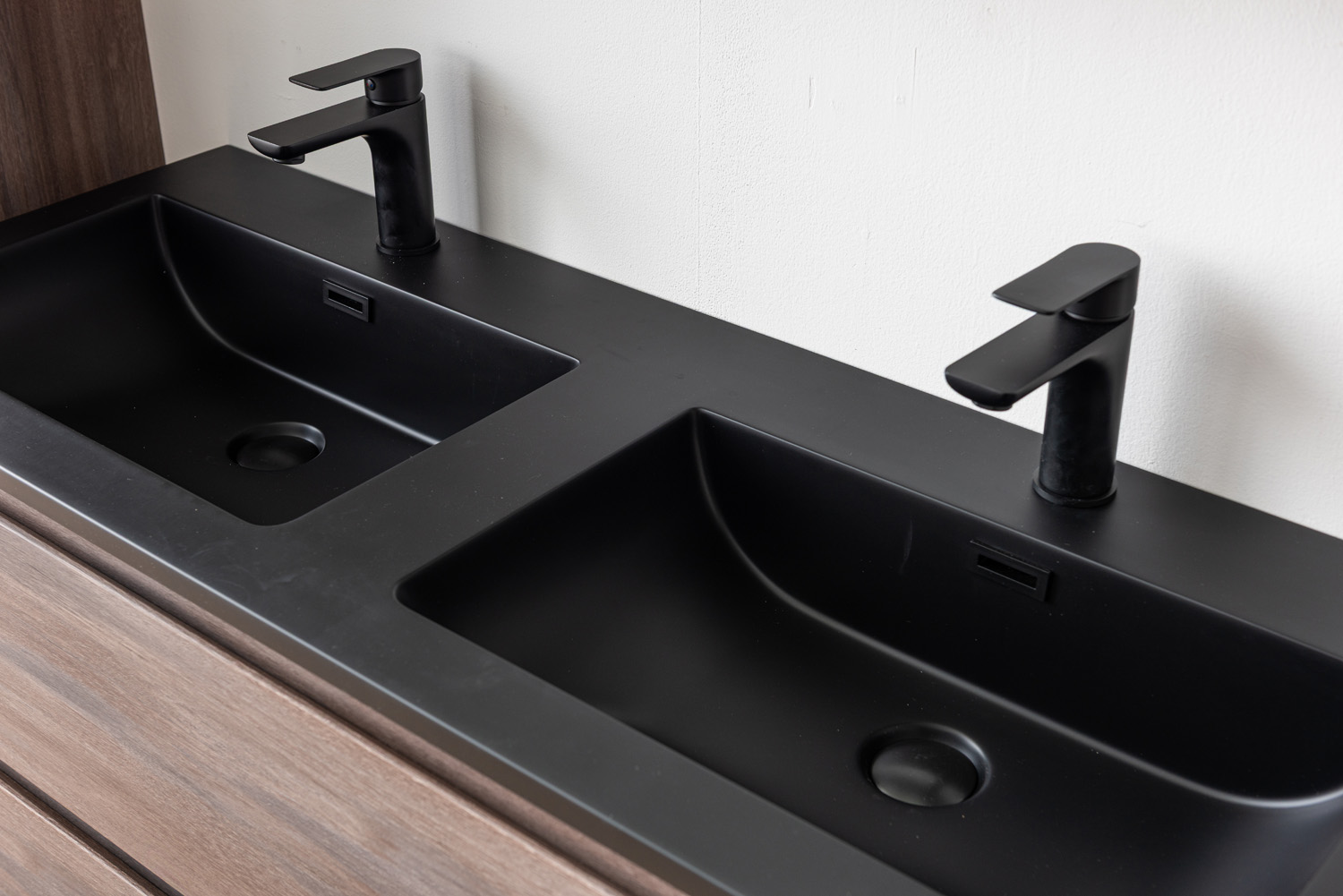 Meuble de salle de bains Tarik chêne ambré suspendu avec double vasque noir mat 120cm