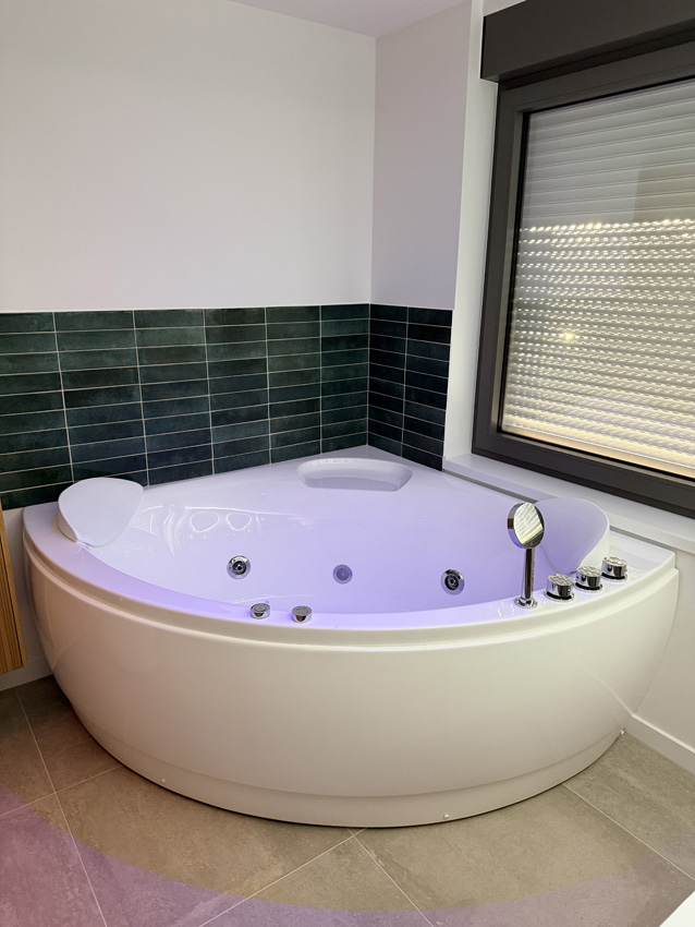 Baignoire d'angle Oliver blanc mat avec hydromassage 150x150cm