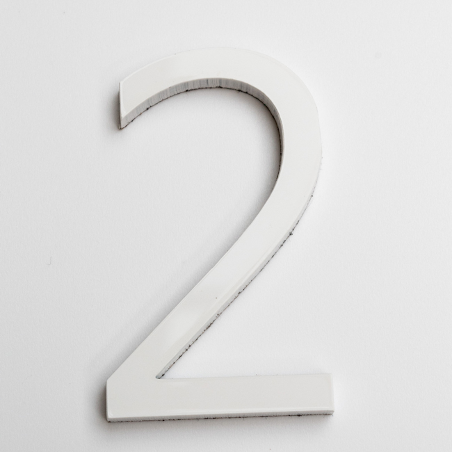 Huisnummer 2 PVC wit 6cm met kleefstrip
