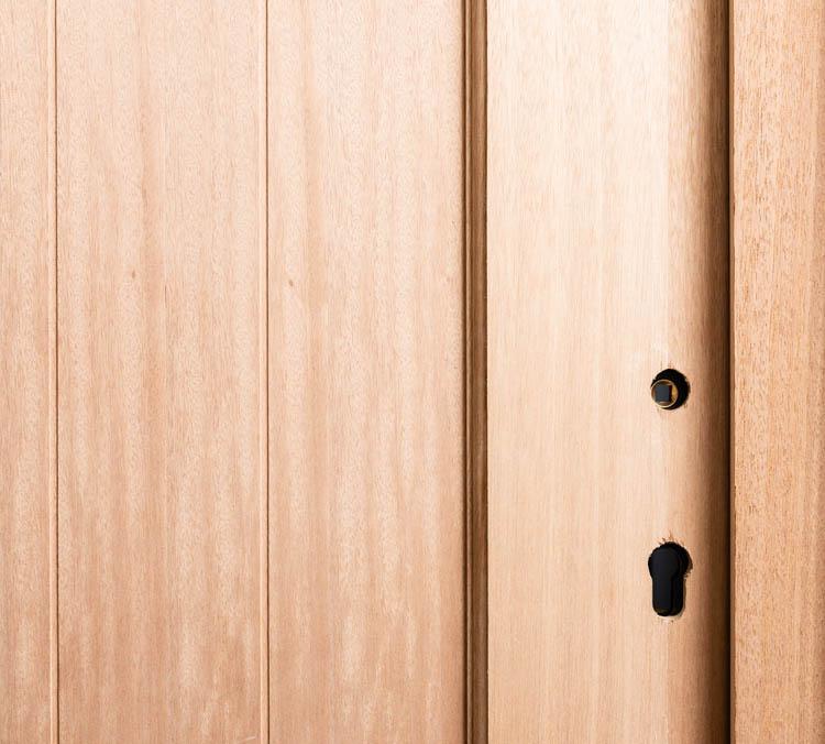 Porte extérieure bois à planchettes meranti naturel 940x2145mm poussant à gauche