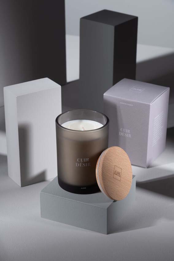 Geurkaars Accords Essentiels Cuir Desir 9x9x13cm 38u Geurkaars Accords Essentiels Cuir Desir 9x9x13cm 38u