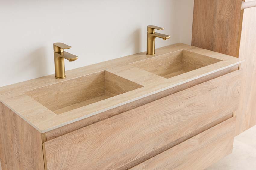 Meuble de salle de bain Tibo en chêne méditerranéen avec double lavabo aspect travertin 120cm