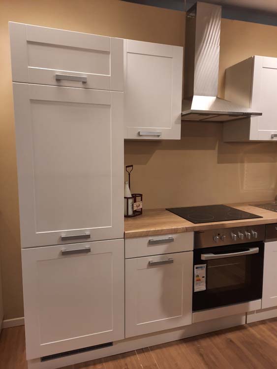 Cuisine Njord blanche 280cm - avec appareils - plaque de cuisson vitrocéramique et hotte murale en inox