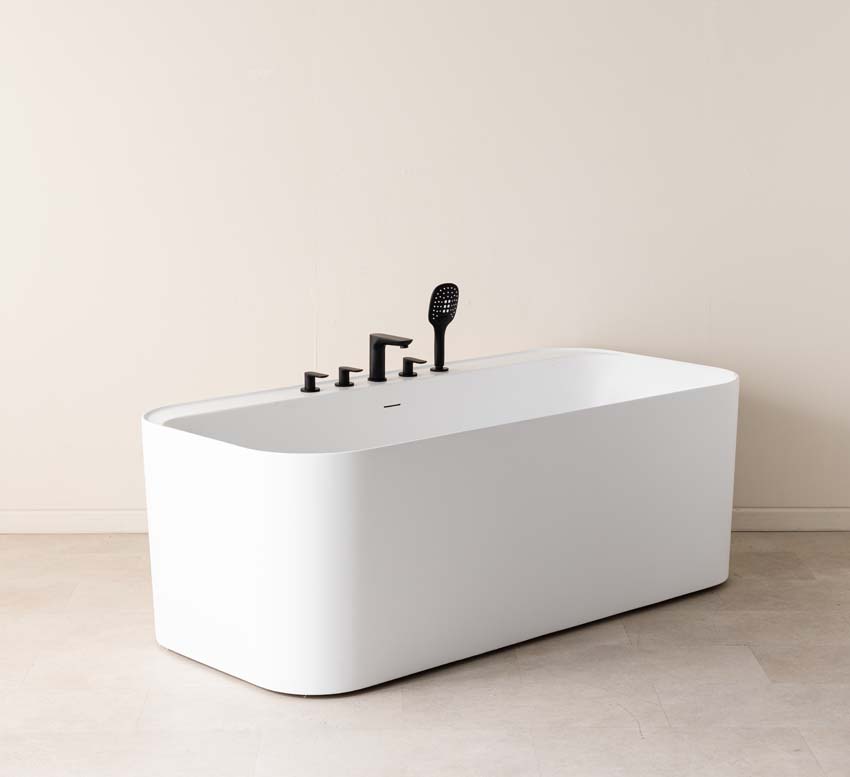 Baignoire semi-îlot Amor blanc mat avec robinetterie noire 170x80cm