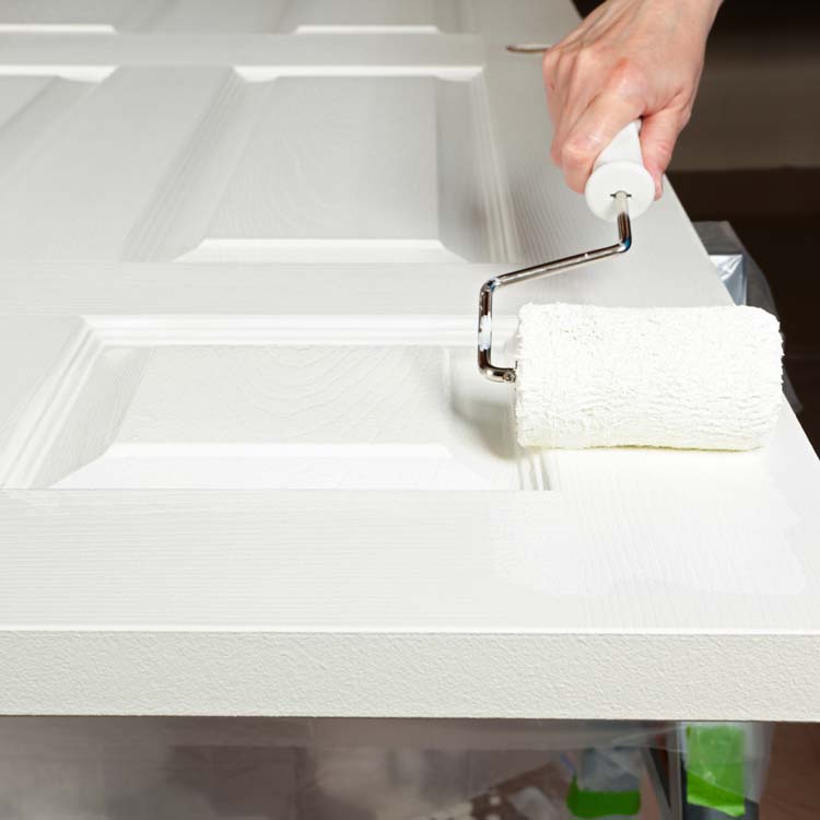 Peinture des portes au rouleau Peinture des portes au rouleau