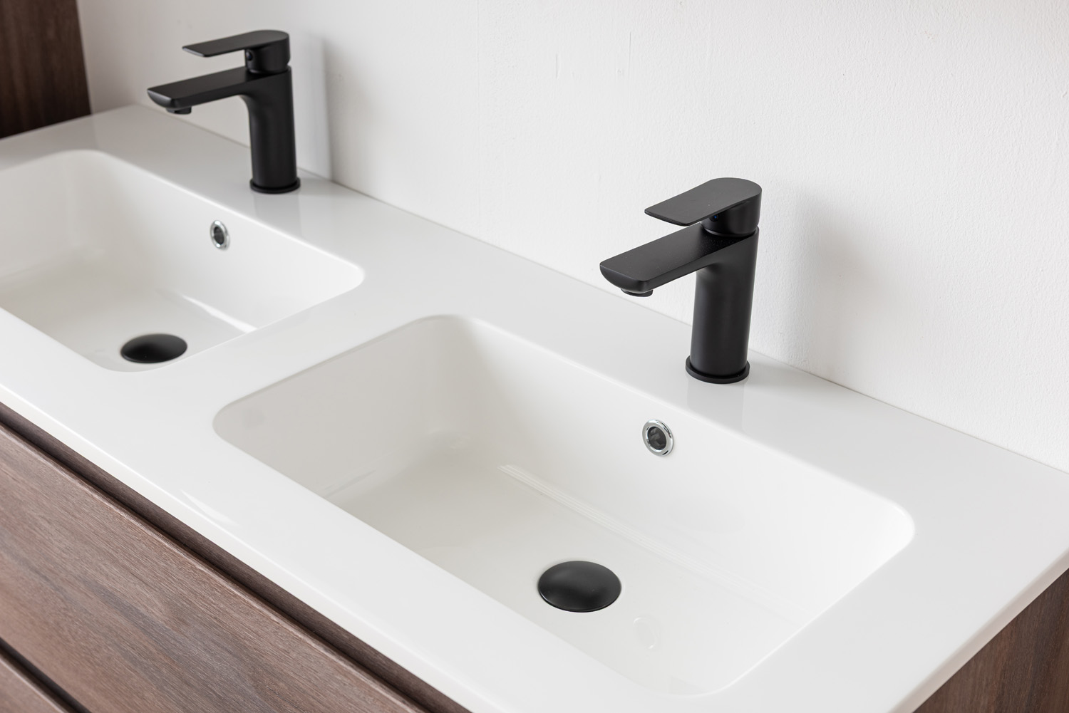 Meuble de salle de bains Tarik chêne ambré suspendu avec double vasque blanc brillant 120cm