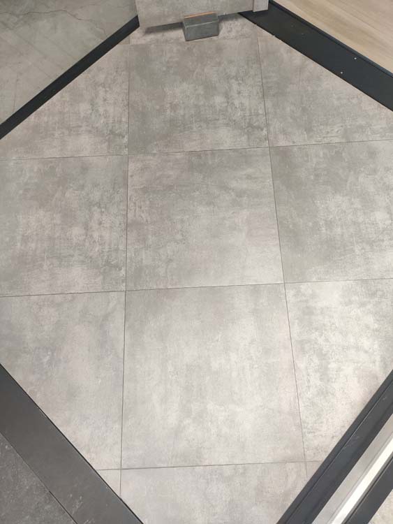 Vloer: tegel Argos grijs 60 x 60 cm