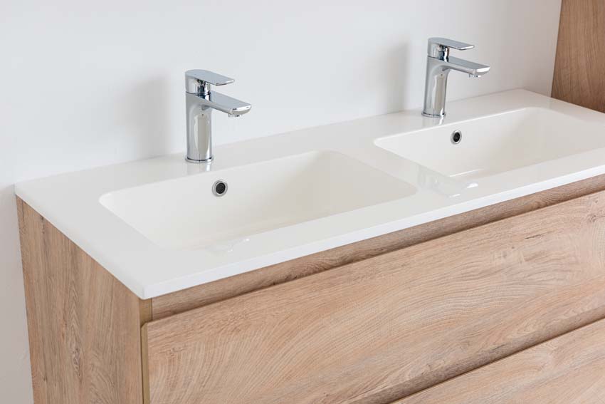 Meuble de salle de bain Tibo en chêne méditerranéen avec double lavabo blanc brillant 120cm