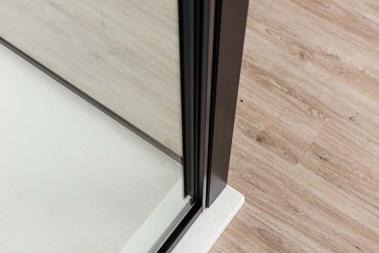 Paroi de douche Urian profile noire 137-139x200cm avec porte-serviette