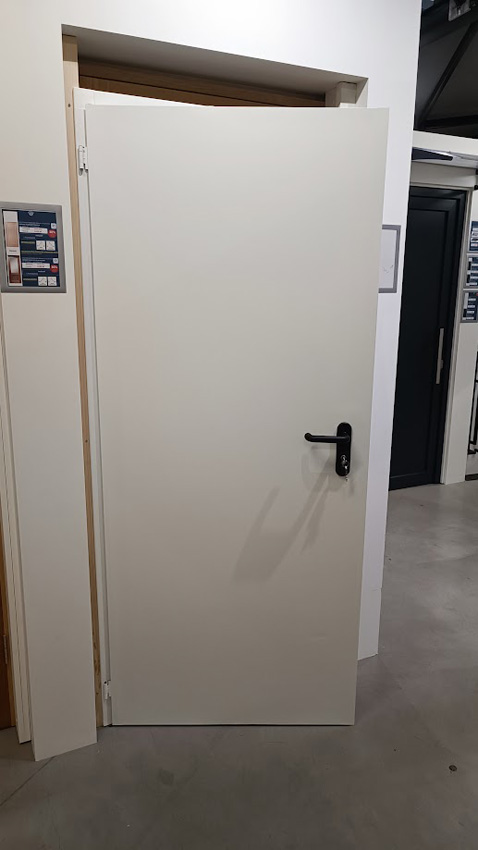 Technische stalen deur wit geïsoleerd 99x204,5cm omkeerbaar