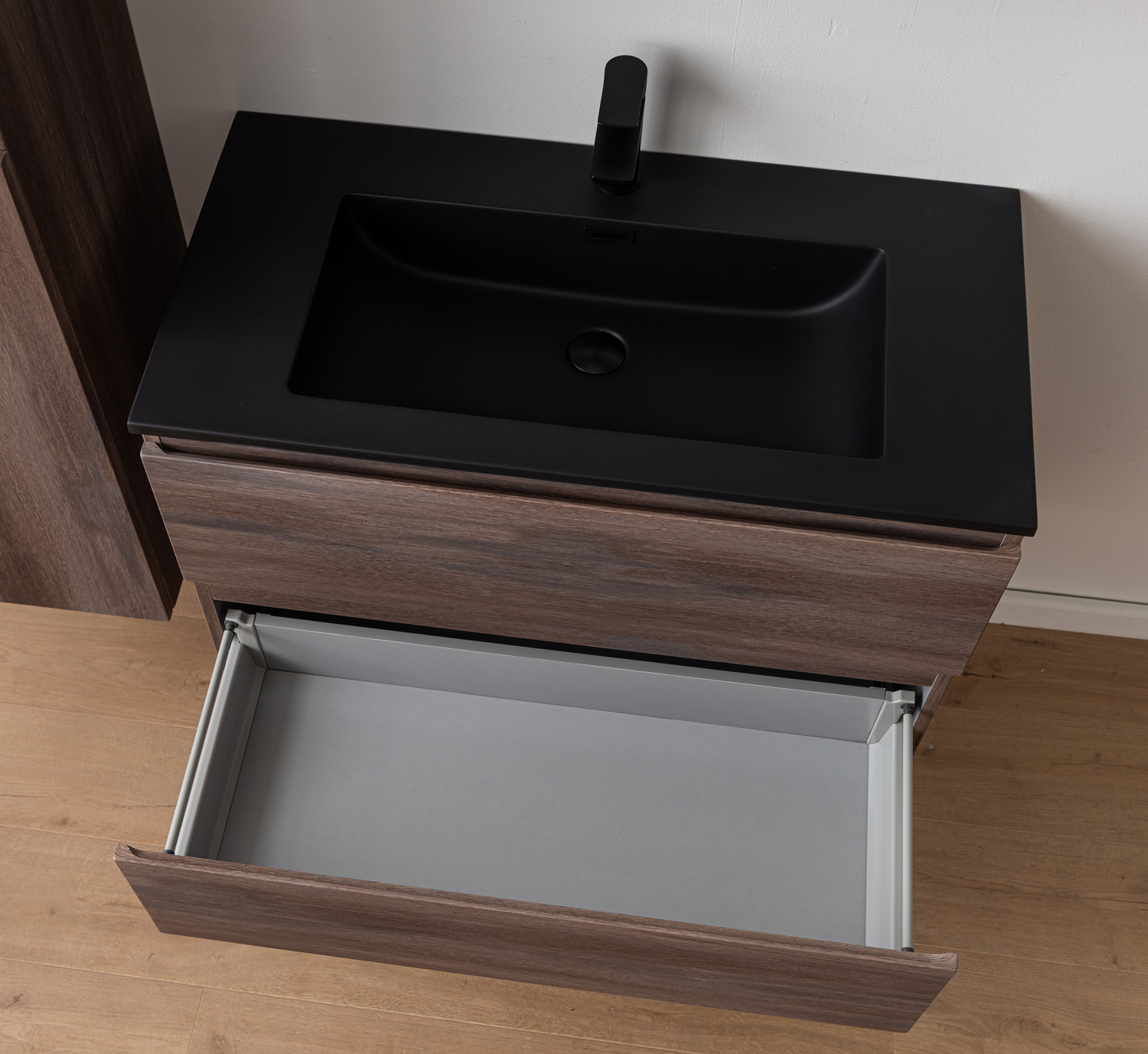 Badkamermeubel Tarik amber eik hangend met enkele wastafel mat zwart 90cm