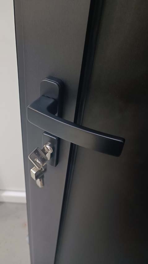 Porte extérieure Tavira en aluminium panneau plat noir 960x2180mm poussant à droite