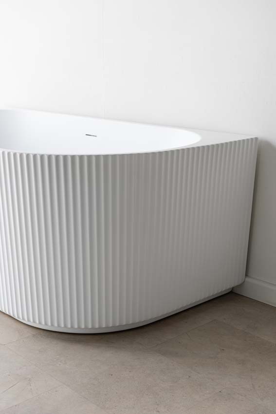 Baignoire semi-îlot Chase blanc mat nervuré 170x80cm