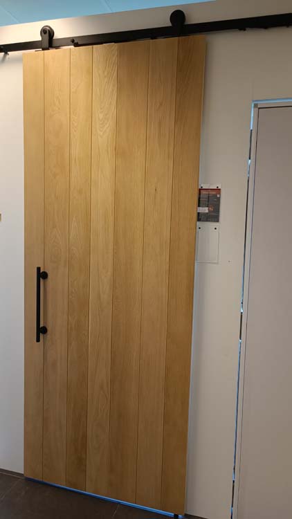 Porte coulissante simple complète Country chêne 93x180-231,5cm + rail noir