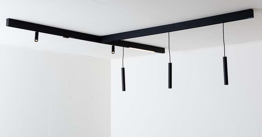 Rail lumineux Béa noir - 1,8m/2x1,2m - 3 lustres / 2 spots / 2 anneaux / 1 module - 6x4W Rail lumineux Béa noir - 1,8m/2x1,2m - 3 lustres / 2 spots / 2 anneaux / 1 module - 6x4W