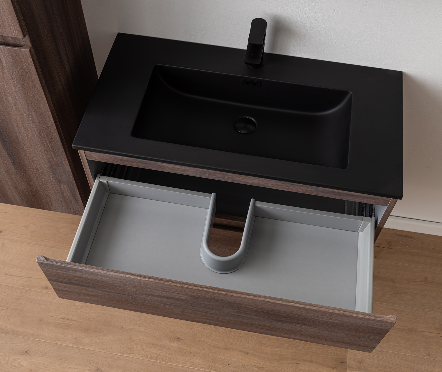 Badkamermeubel Tarik amber eik hangend met enkele wastafel mat zwart 90cm