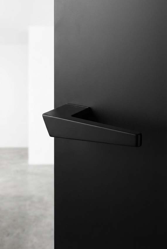 Deurkruk Xinnix 002 staal zwart complete set excl. rosas