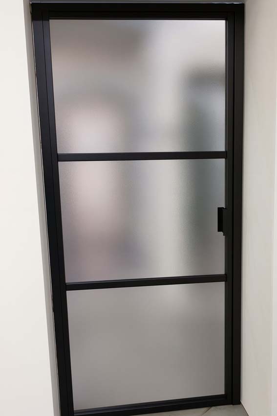 Enkele glazen binnendeur mat glas Luxe Dimaro Nero zwart rechts op maat